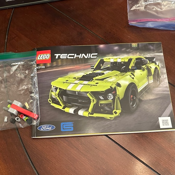 LEGO Technic Ford Mustang Shelby GT500 Set # 42138 - Picture 12 of 14